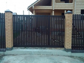 Откатные евроштакетник ворота - пример 4 фото с установкой