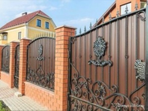 Кирпичный забор с ковкой  150 метров фото в Дедовске
