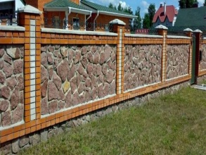 Кирпичный забор с камнем 12 метров фото в Дедовске