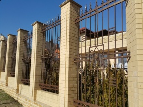 Кирпичный забор с ковкой  10 метров фото в Дедовске