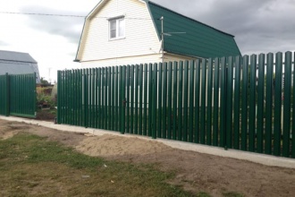 Забор из евроштакетника на ленточном фундаменте 70 метров фото в Дедовске
