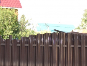 Забор из евроштакетника на ленточном фундаменте 10 метров фото в Дедовске